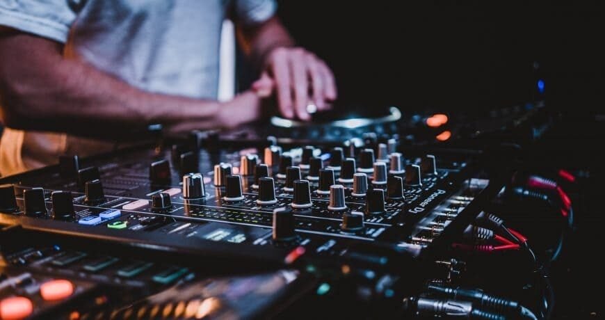 Mi house DJ